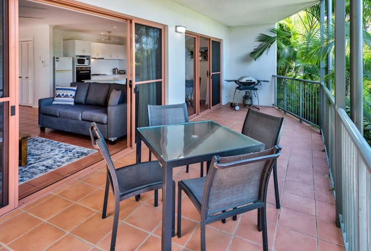 屋根付きのプライベートバルコニーでバーベキューをお楽しみいただけます