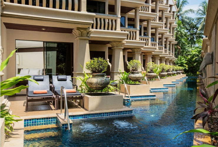 バルコニーがプールとつながっているお部屋も。