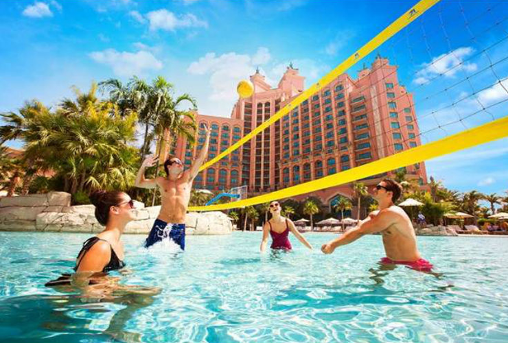 海を望めながら広大な屋外プールで楽しむ