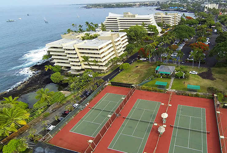 3面テニスコートを完備