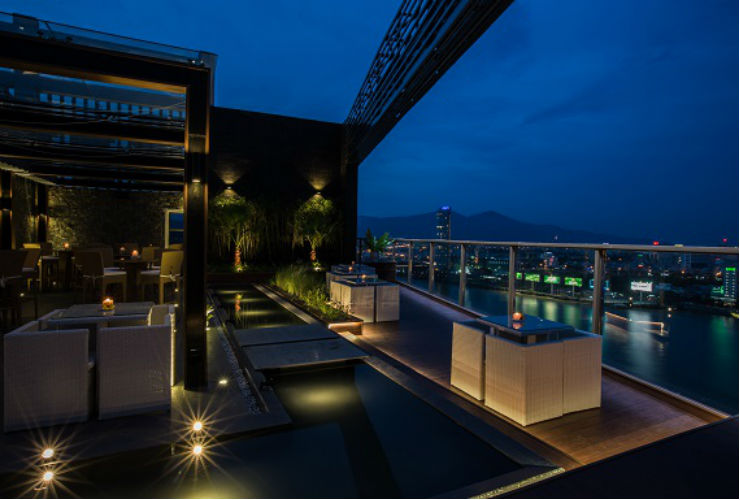 夜の屋上　ここはバーにもなっています