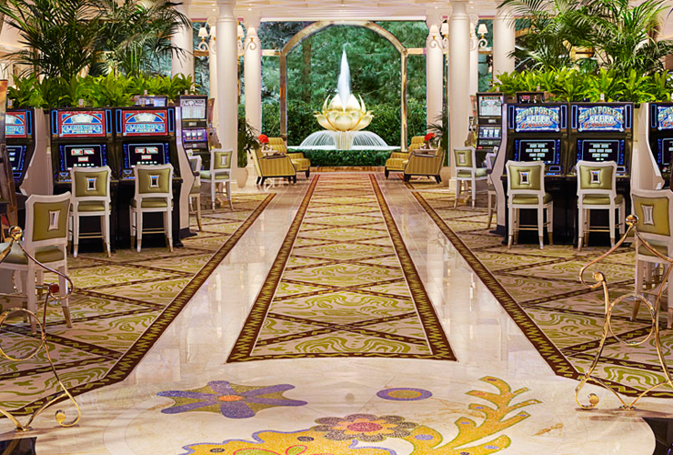 趣向を凝らしたカジノフロアはスロットマシンの配置までもオシャレ