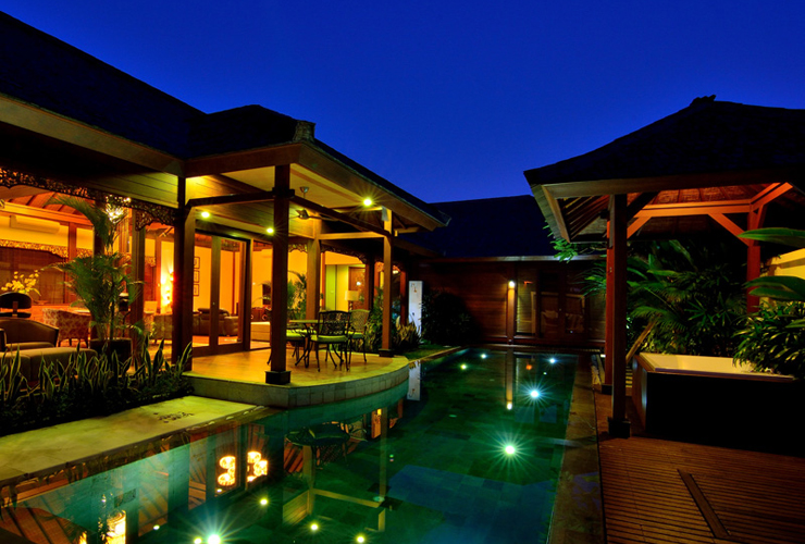 幻想的なライトアップのヴィラ