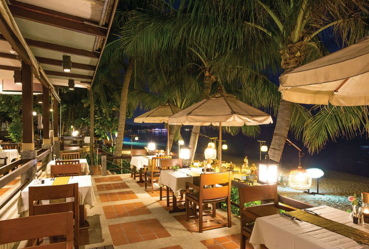 ライトアップされたビーチでお食事を。