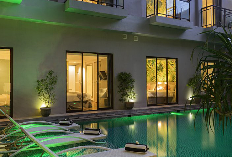 プールサイドのデッキチェア