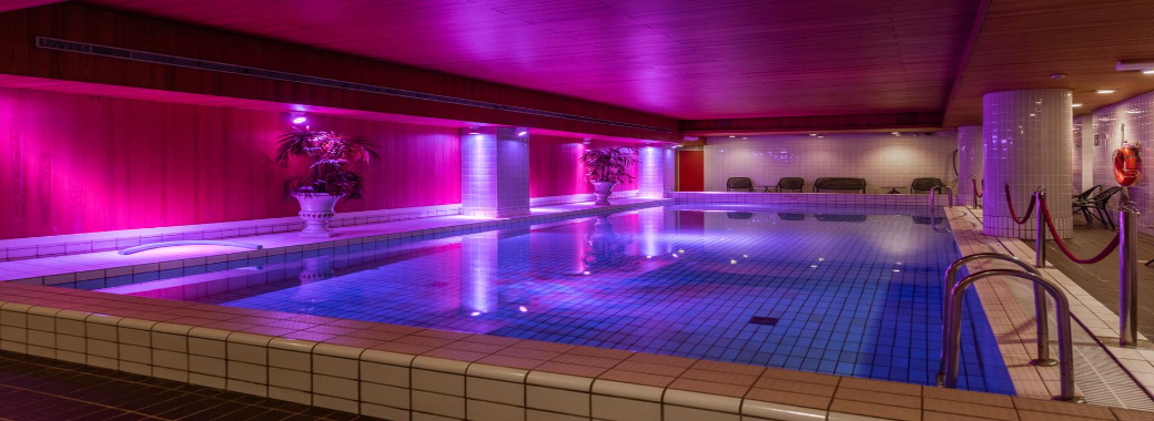 艶やかな雰囲気の屋内プール