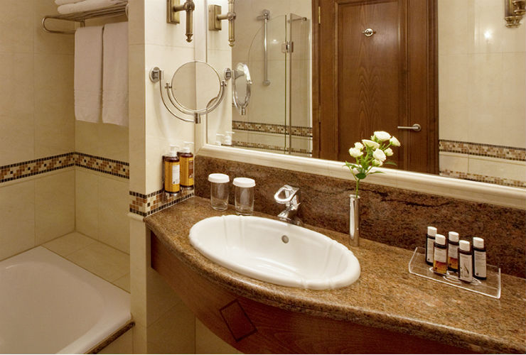 バスタブつきの、大理石づくりの豪華な浴室。