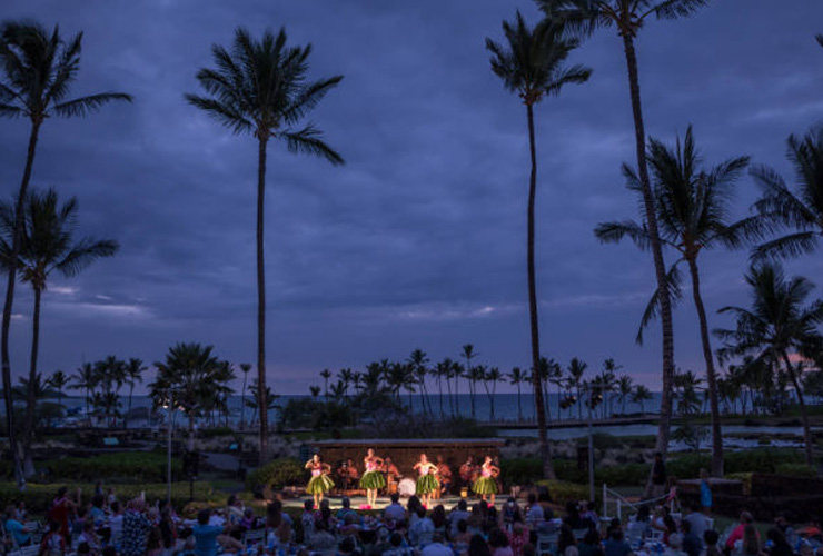 ポリネシア料理を味わいながらポリネシアンショーを楽しめる