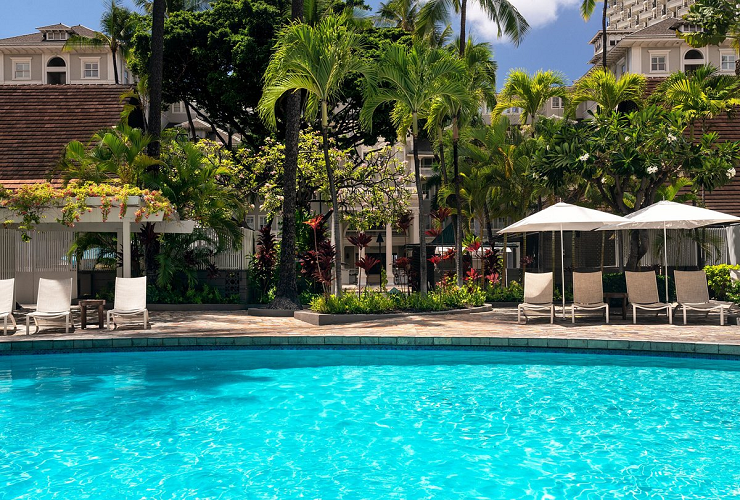 緑溢れる気持ちの良いプールサイド