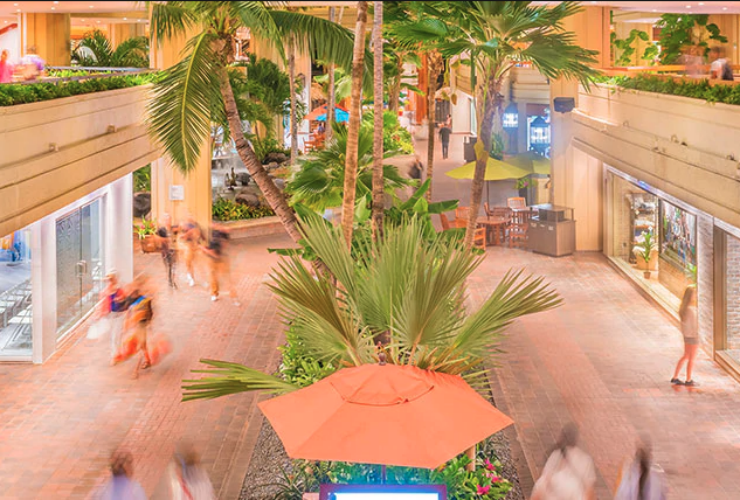 ホテルの１階から３階は広大なショッピングエリア！