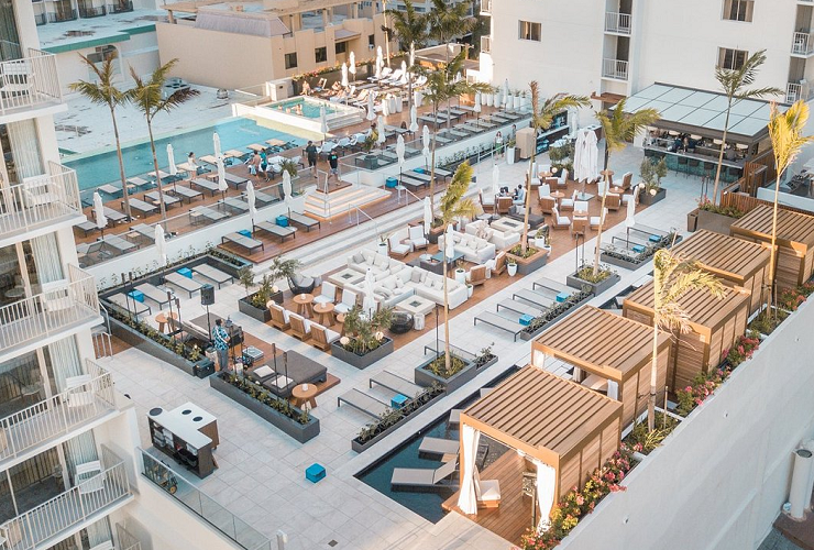 リゾート5階に位置する広々としたプールデッキ