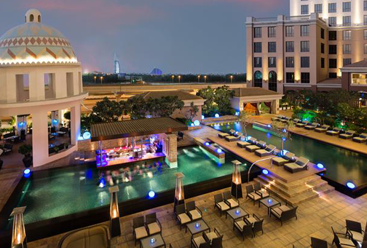 敷地内にはプールエリアも完備