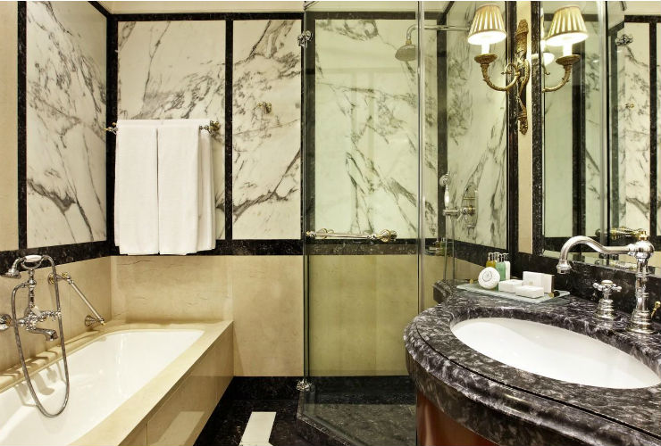 大理石づくりの豪華な浴室。もちろんバスタブもあります。