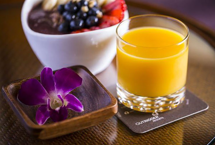 名物カクテルと海に沈む夕日