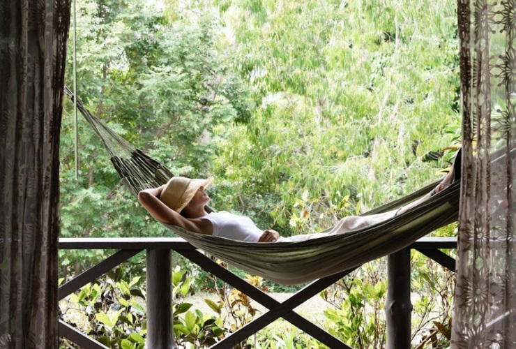 専用ウッドデッキでハンモックに揺られながらリラックス