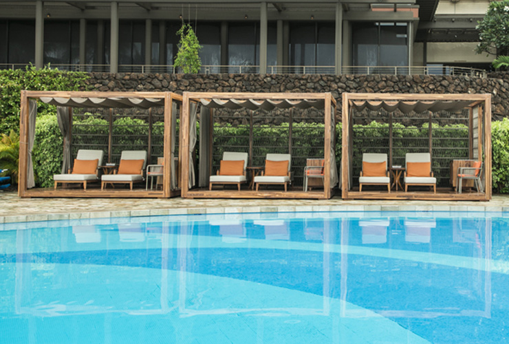 プールサイドのカバナでも過ごしたい