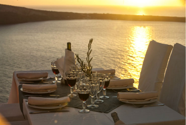 有名な夕日をバックにワインを。