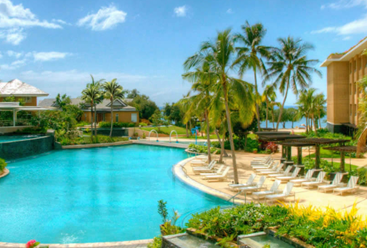 広々としたプール