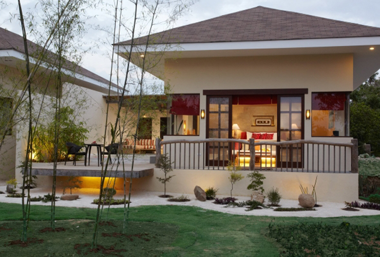 自慢の庭園を見下ろせるデッキも魅力