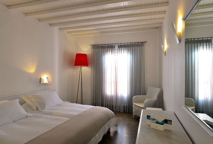 白で統一された明るい室内。