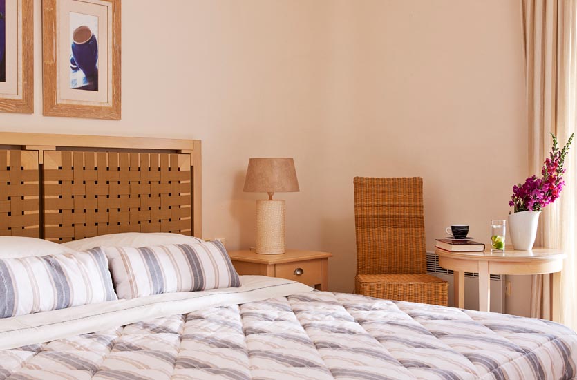 木を生かしたやわらかい雰囲気の室内。