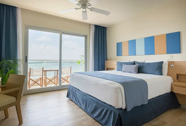 客室一例_サンセットスイートでは窓から美しい海と夕日を眺めることができます