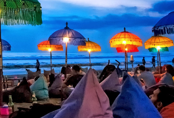 ビーチベッドのバーが並ぶダブルシックスビーチ