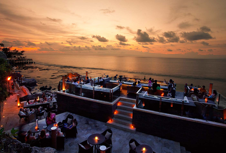 世界的にも有名なロックバーでの夕陽