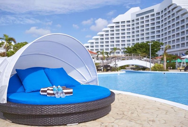 プールサイドで日頃の喧騒を忘れのんびり