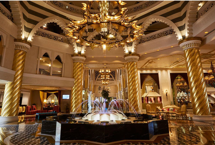 非日常感溢れる豪華なロビー