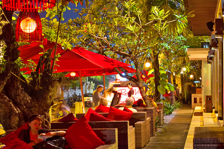 赤いパラソルやソファーが印象的