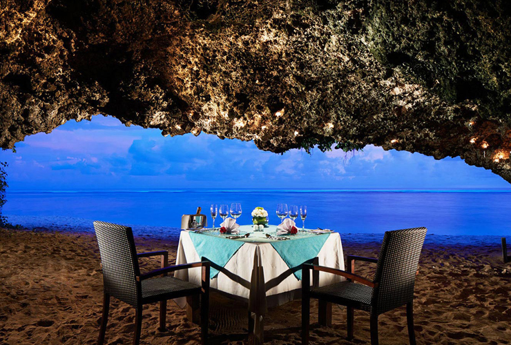 洞窟でのロマンティックなケイブディナー