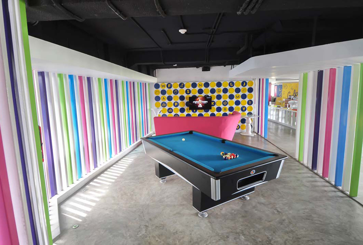 レストランではビリヤードも楽しめる