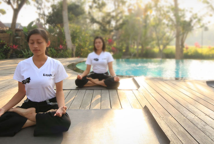 姉妹ホテルのカジャネヤンロニでのヨガクラス