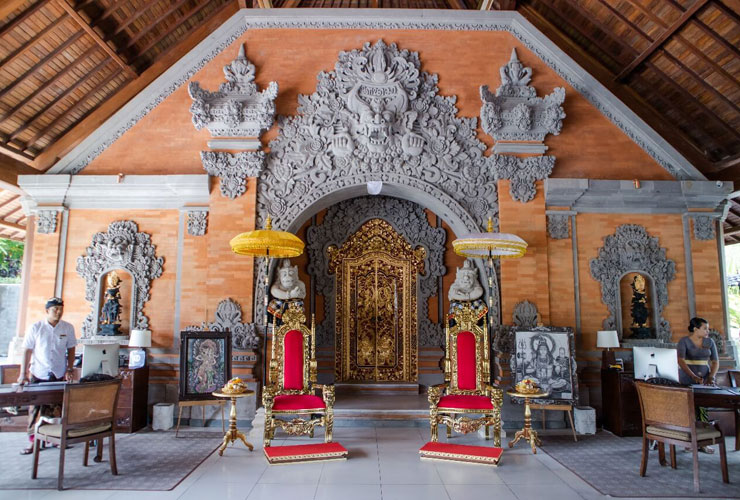 伝統的なバリスタイルのインテリアのロビー