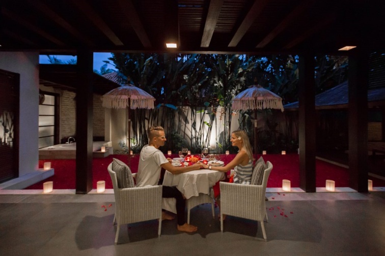 プライベートヴィラでロマンチックディナーも