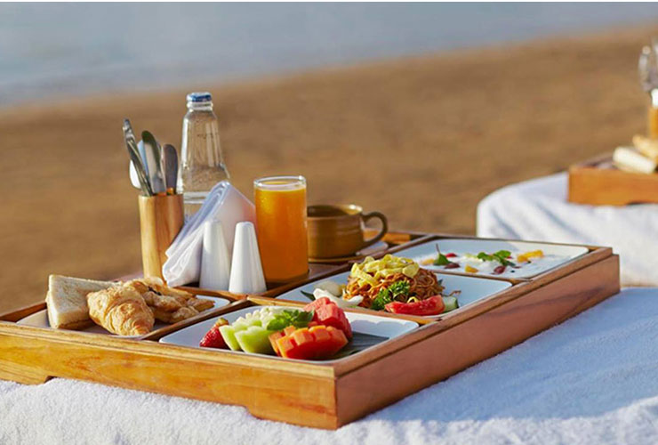 ビーチでのピクニックランチ