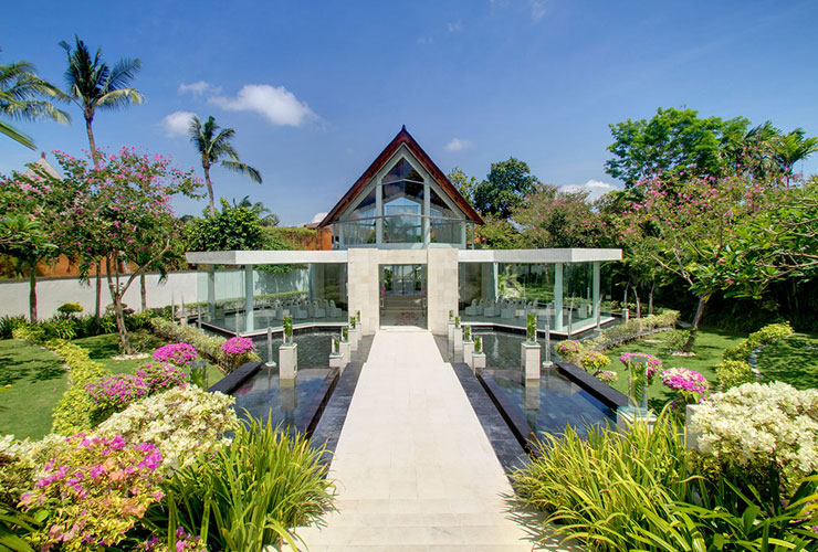 敷地内のウエディングチャペル