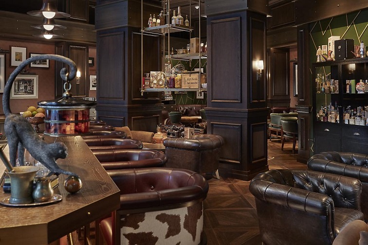 クラシックな料理とカクテルを楽しめるザ オフィスNYC