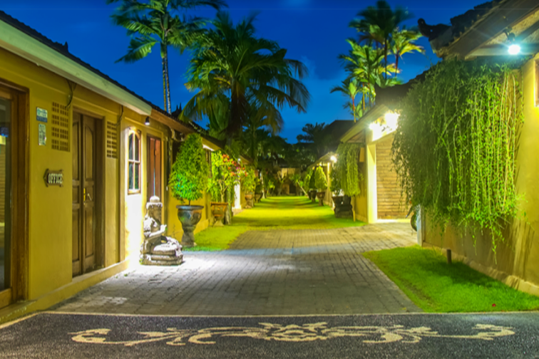 ライトアップされたエントランス