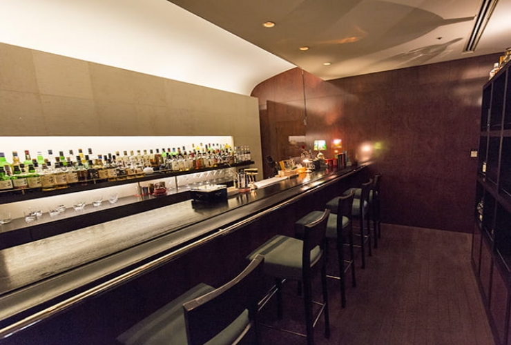 メインバー「キャプテンズ・バー」