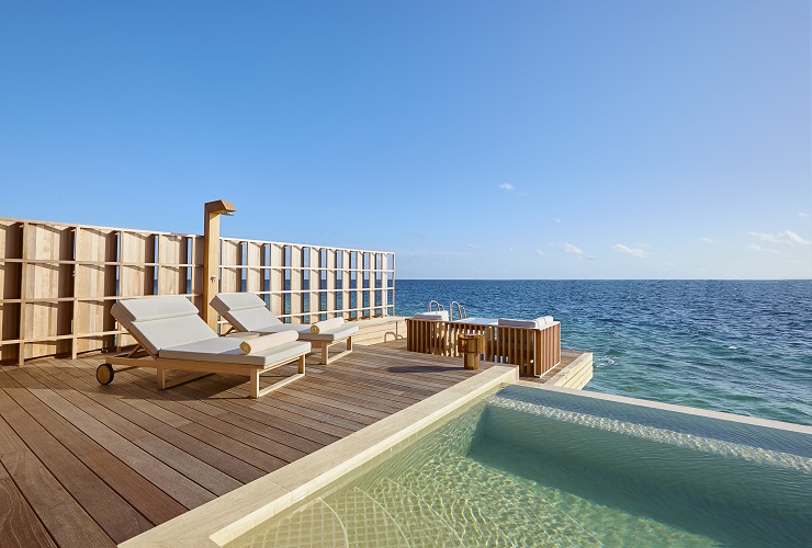 44平米の広々としたサンデッキにはプールを完備(客室一例)