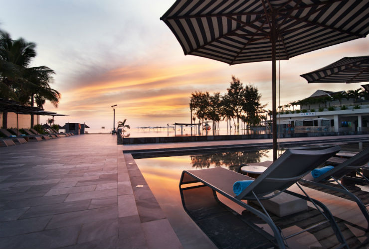 プールの夕暮れ