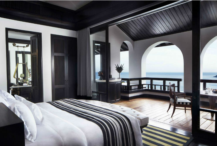 落ち着いた内装のお部屋から眺める南シナ海