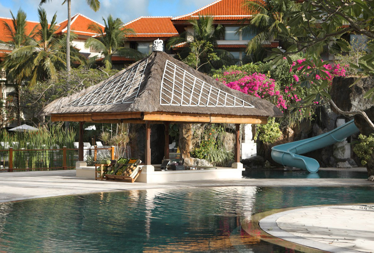 ウォータースライダーが設置されているプール