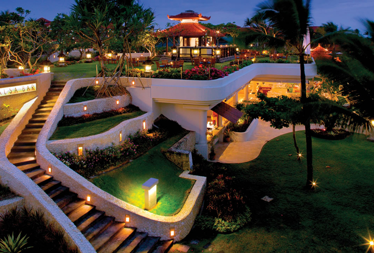 幻想的な夜のライトアップ