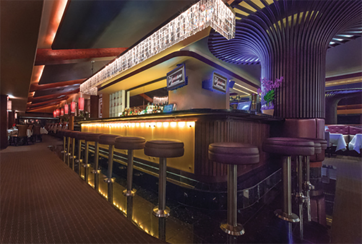 夜は落ち着いた雰囲気のバーで過ごしたい