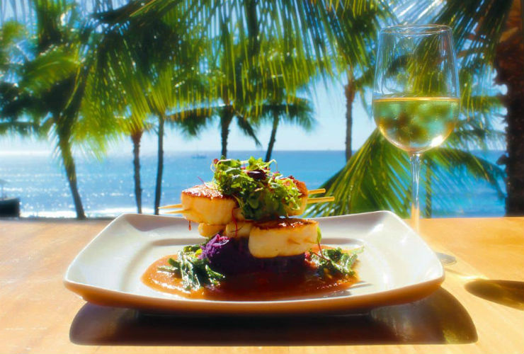 オーシャンビューの「ティキズ・グリル＆バー」で食事と眺望を満喫