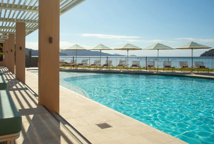 ホテル宿泊者限定プールでゆったりとお過ごしいただけます