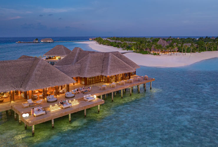 オーシャンスイートにご宿泊のお客様は、通常追加料金が必要なレストラン「バアニ」やバー「ファルフ」を無料でご利用いただけます。